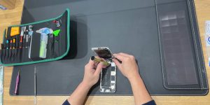スマホ修理の見下ろし視点写真